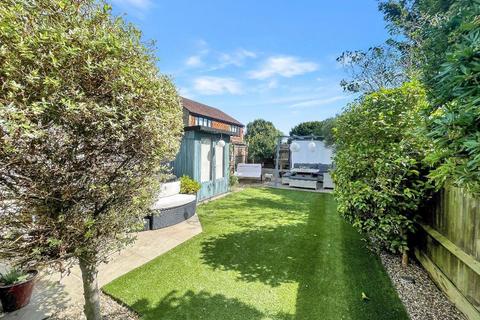41 Leas Road, Warlingham, CR6 9LP
