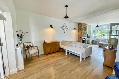 41 Leas Road, Warlingham, CR6 9LP