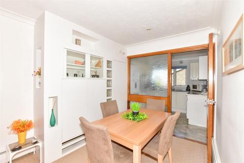 72 Lynwood, Folkestone, CT19 5DD