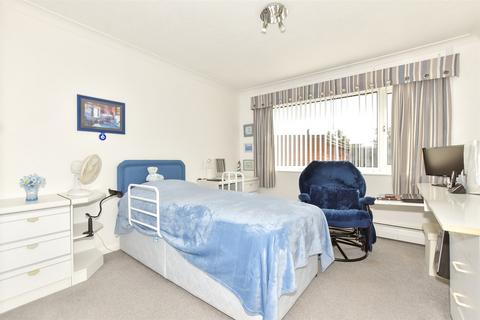 72 Lynwood, Folkestone, CT19 5DD