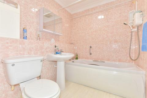 72 Lynwood, Folkestone, CT19 5DD