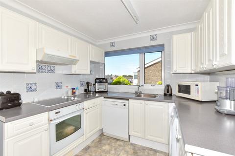 72 Lynwood, Folkestone, CT19 5DD