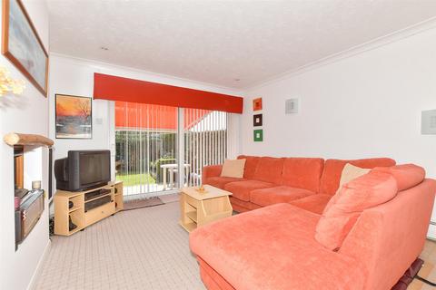 72 Lynwood, Folkestone, CT19 5DD