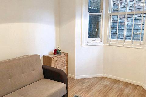 Studio to rent, Chingford Road, London E17