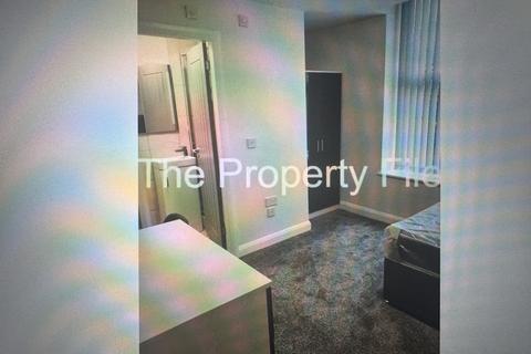 4 bedroom apartment to rent, Wynnstay Grove, Manchester  M14