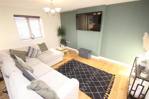 2 bedroom apartment for sale, Luanne Close, Cradley Heath B64