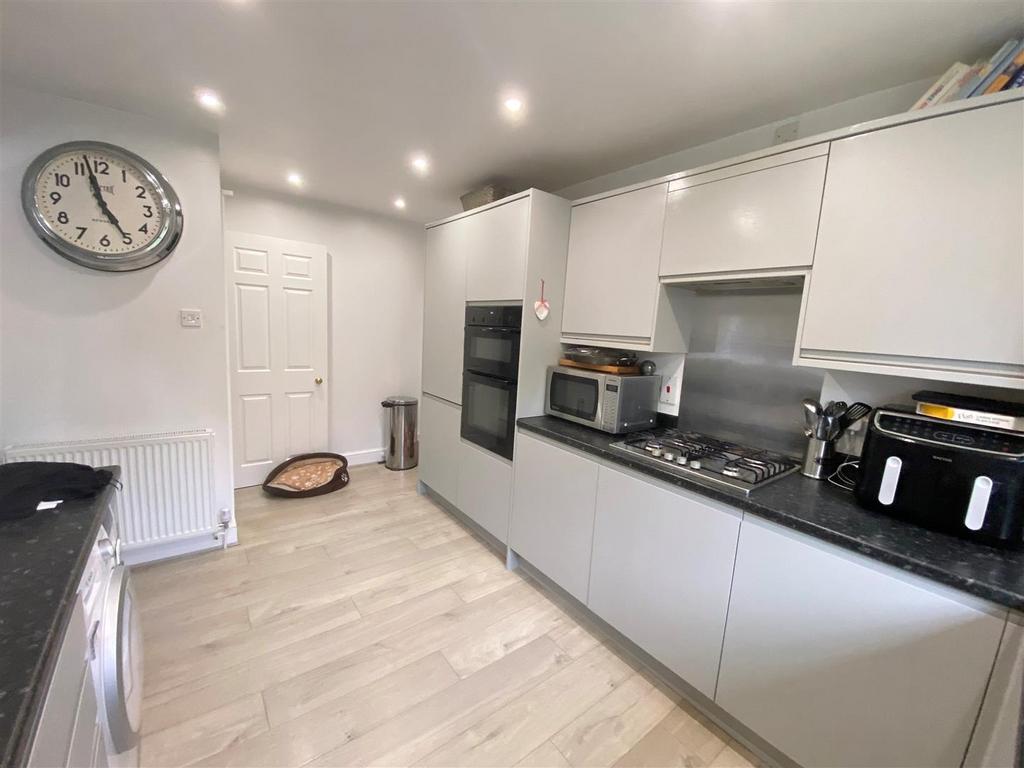 Kitchen pic 3.jpg