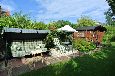 4 bedroom semi-detached house for sale, Avenue Road, Staines-Upon-Thames TW18