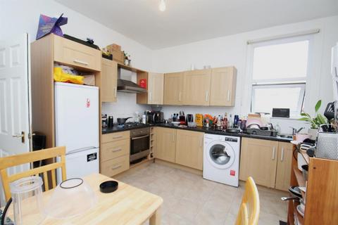 3 bedroom apartment to rent, Middle Lane, Hornsey N8