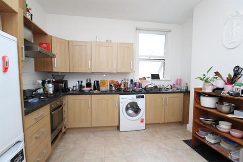 3 bedroom apartment to rent, Middle Lane, Hornsey N8