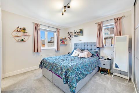 11 Banks Close, Horley, RH6 8GF
