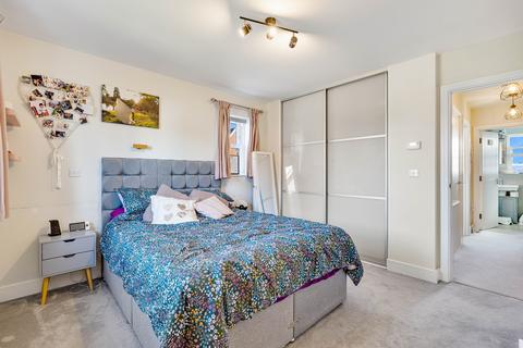 11 Banks Close, Horley, RH6 8GF