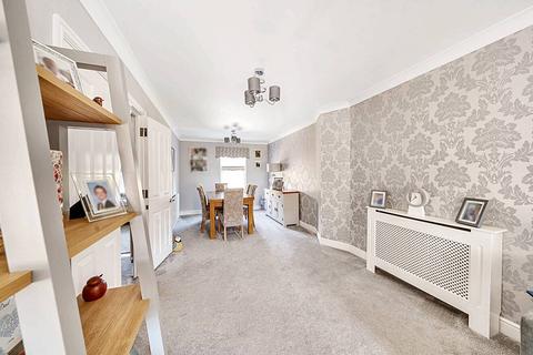 7 Wallace Way, Romford, RM1 4TG