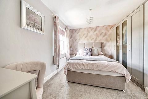 7 Wallace Way, Romford, RM1 4TG