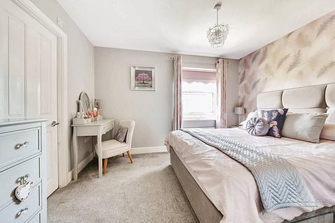7 Wallace Way, Romford, RM1 4TG