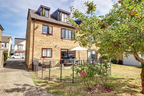 2 bedroom flat for sale, Lymington Avenue, Leigh-on-Sea SS9