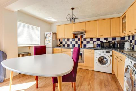 2 bedroom flat for sale, Lymington Avenue, Leigh-on-Sea SS9