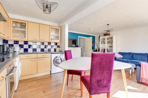 2 bedroom flat for sale, Lymington Avenue, Leigh-on-Sea SS9