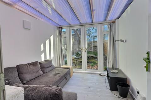 4 bedroom apartment to rent, Mandela Street, London, SW9