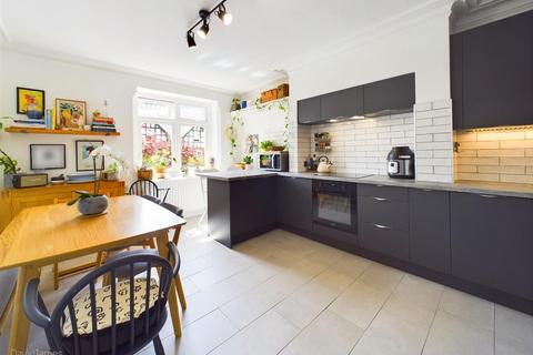 Flat B, 27 Ebers Road, Nottingham, NG3 5DY