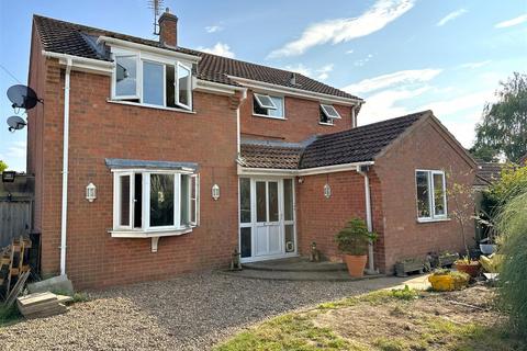 4 bedroom detached house for sale, Oaklands Close, Collingham, Newark