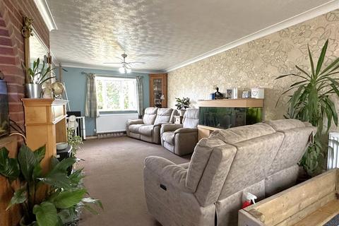 4 bedroom detached house for sale, Oaklands Close, Collingham, Newark