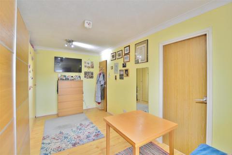 Studio for sale, Braemar Gardens, Slough