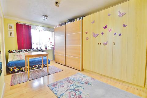 Studio for sale, Braemar Gardens, Slough