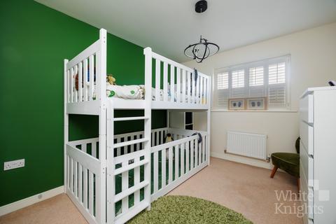 32 Elk Path, Three Mile Cross, Reading, RG7 1WE
