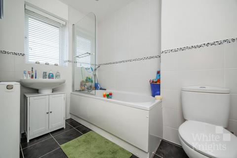 32 Elk Path, Three Mile Cross, Reading, RG7 1WE