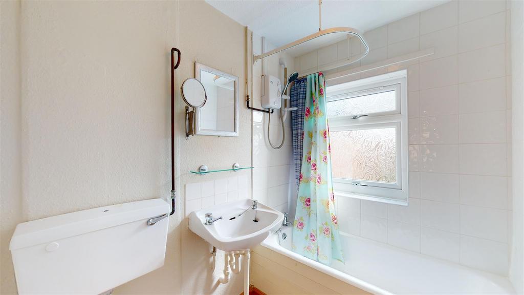 Coleham Row 10 Bathroom.jpg