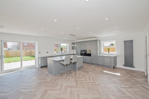 5 bedroom detached house for sale, Leeds Road, Howden Clough, West Yorkshire, WF17