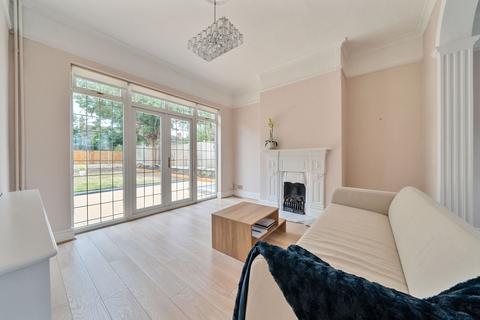 3 bedroom semi-detached house to rent, Craigton Road London SE9