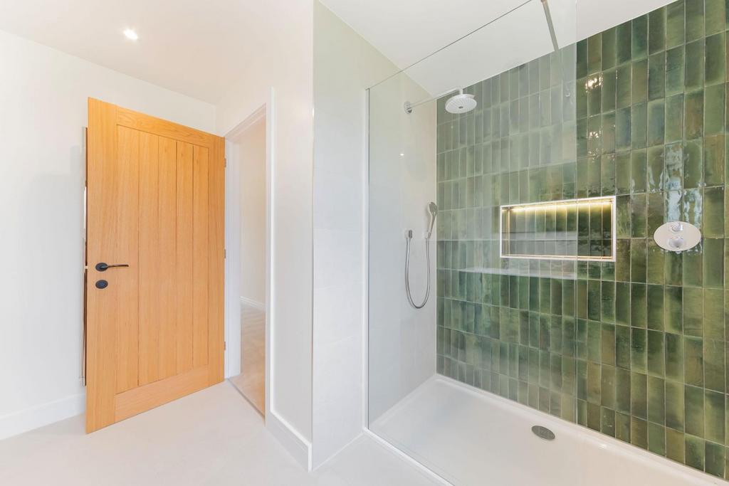 EN SUITE SHOWER ROOM.jpg