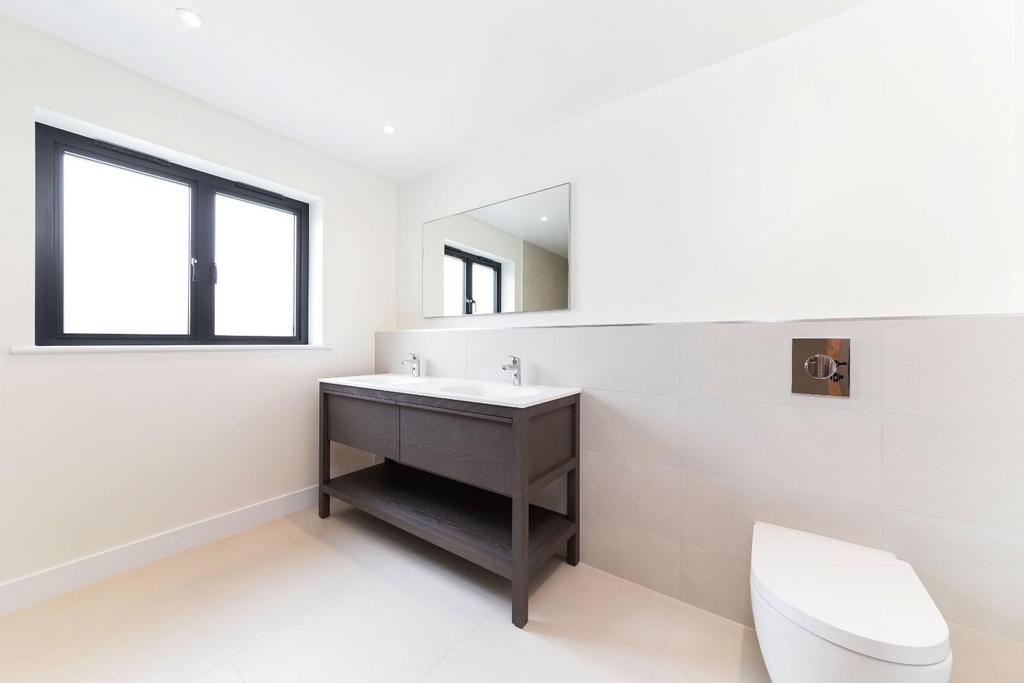 EN SUITE SHOWER ROOM ii.jpg