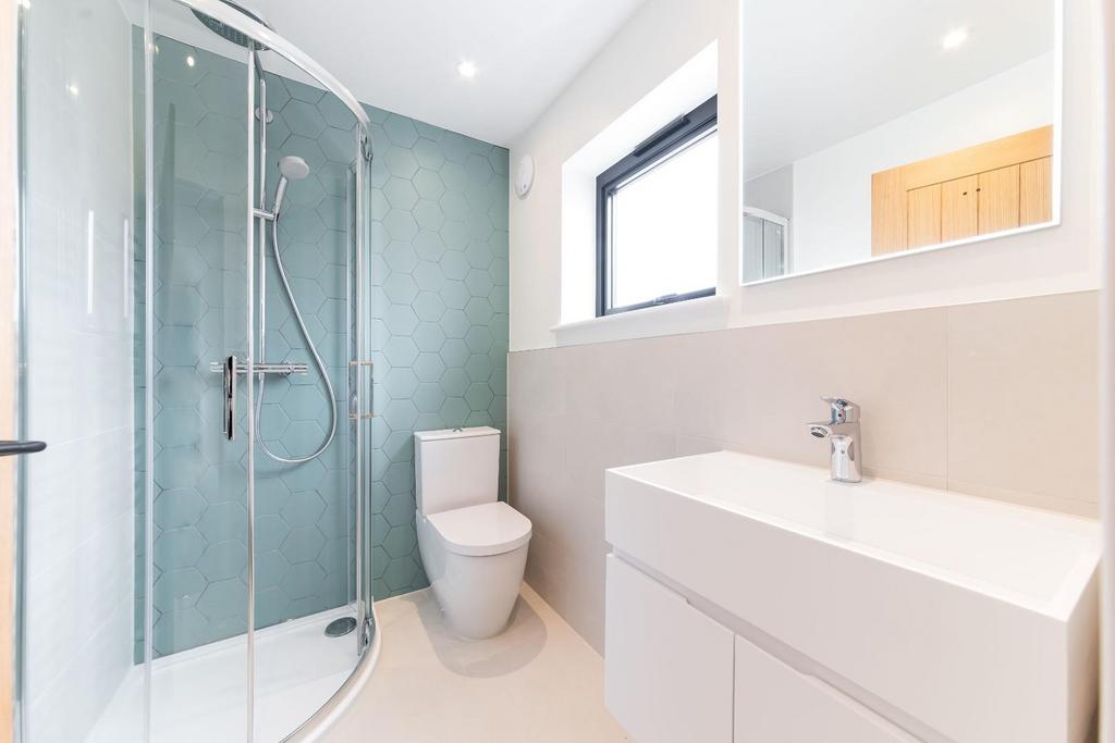 EN SUITE BATHROOM iii.jpg