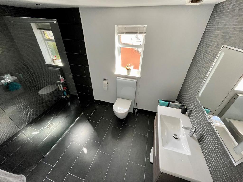 Main ensuite.jpg
