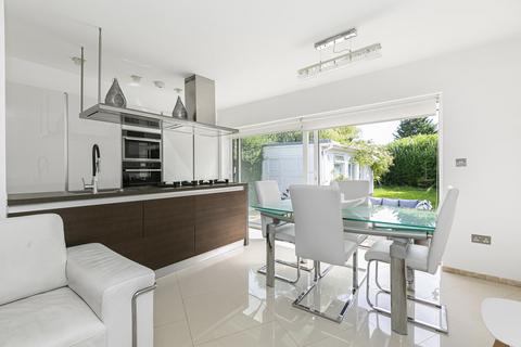 10 Cherry Tree Avenue, Guildford, GU2 7XB
