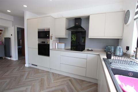 2 Briarfield Close, Bradford, BD10 8QP