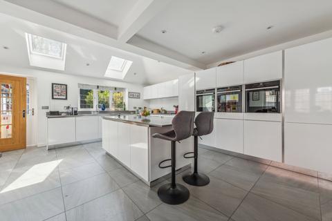 5 bedroom detached house to rent, Blackpond Lane, Farnham Royal, SL2