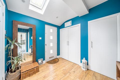 13 Bladon Close, Guildford, GU1 1TY