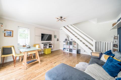 13 Bladon Close, Guildford, GU1 1TY