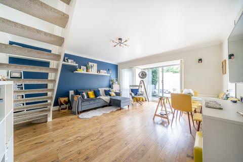 13 Bladon Close, Guildford, GU1 1TY