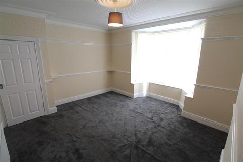 3 bedroom semi-detached house to rent, Chorley Old Road, Bolton