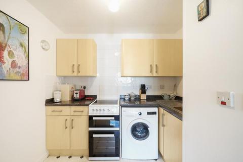 1 bedroom flat for sale, Gables Close, London, SE5