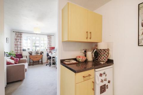 1 bedroom flat for sale, Gables Close, London, SE5