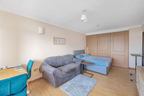 Studio to rent, Regency Street, London SW1P