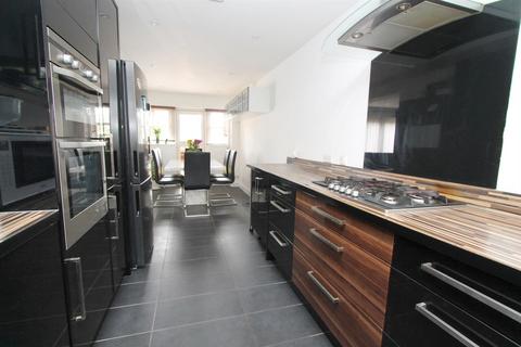 2 Bakers Gardens, Carshalton, SM5 2SF