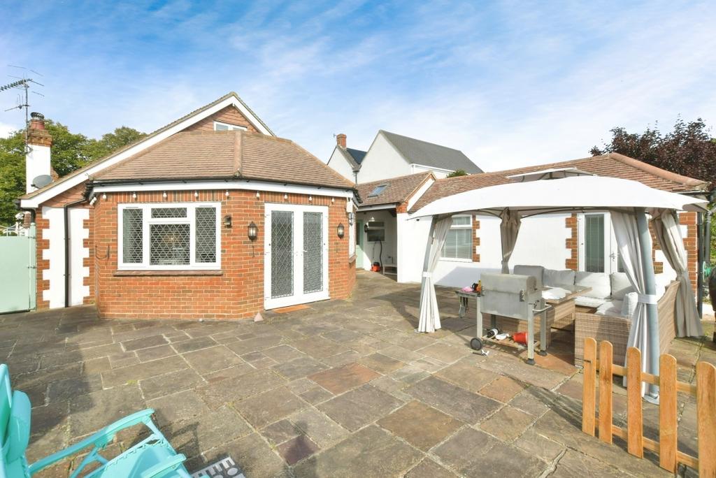9e5a1359-Outside