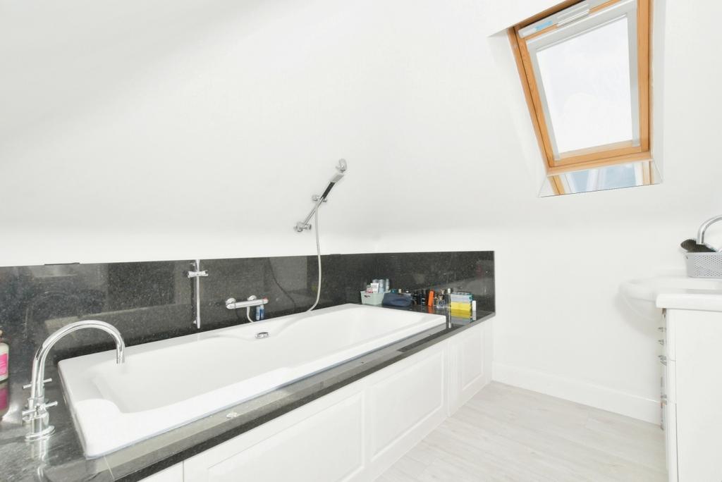 84ad7ee6-Bathroom